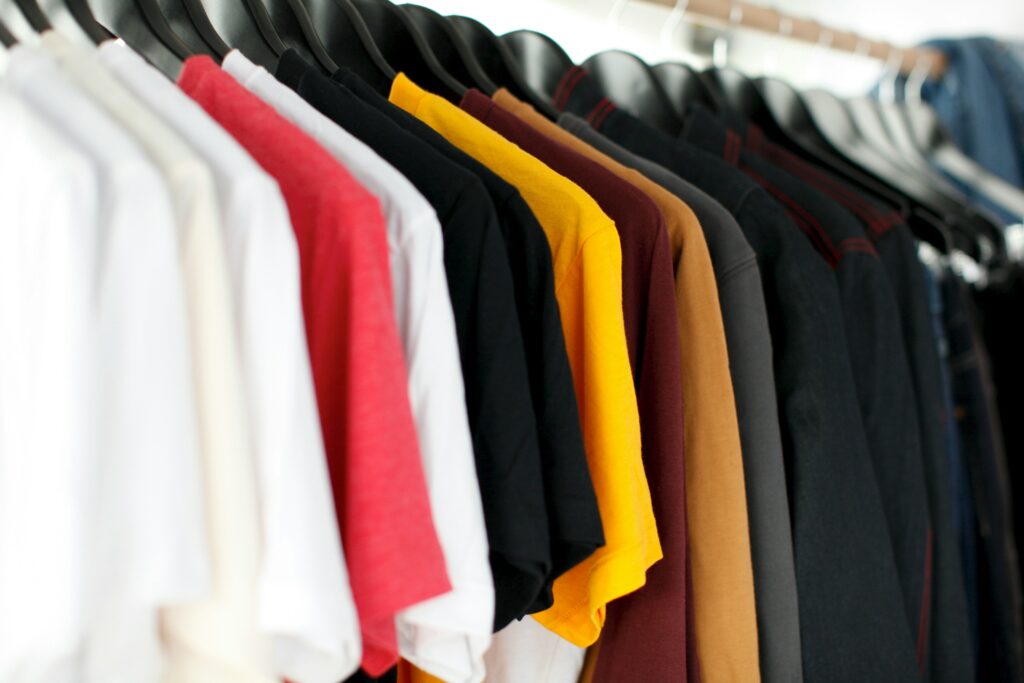 Trocar o avião pelo navio e usar mais tempo pesa mais do que mudar de tecido numa T-shirt